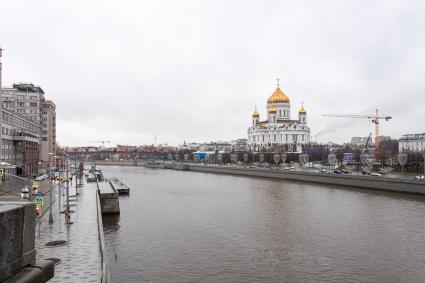 Москва. Вид на храм Христа Спасителя с Берсеневской набережной.