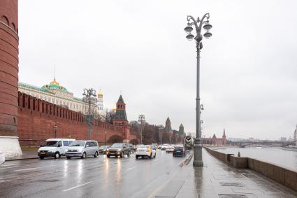 Москва. Автомобильное движение на Кремлевской набережной.