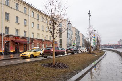 Москва. Автомобильное движение на Пречистенской набережной.