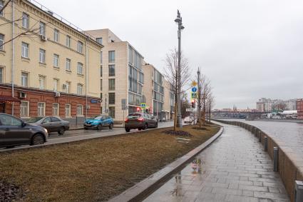 Москва. Автомобильное движение на Пречистенской набережной.