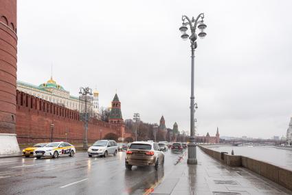Москва. Автомобильное движение на Кремлевской набережной.