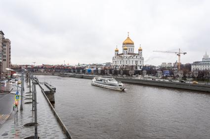 Москва. Вид на храм Христа Спасителя с Берсеневской набережной.