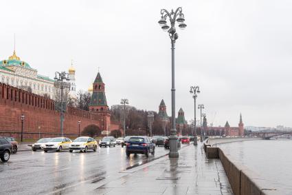 Москва. Автомобильное движение на Кремлевской набережной.