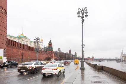 Москва. Автомобильное движение на Кремлевской набережной.