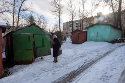 Ржев. Женщина возле гаража.