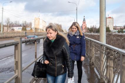 Ржев. Девушки на мосту через Волгу.