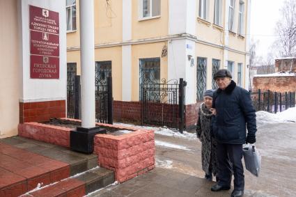 Ржев. Пенсионеры у здания городской администрации.
