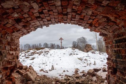 Ржев. Развалины старой церкви.