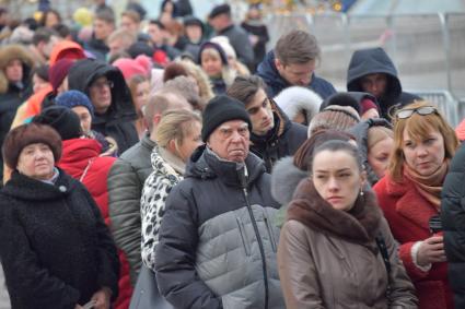 Москва.  Очередь на выставку `Сальвадор  Дали. Магическое искусство`в ЦВЗ Манеж.