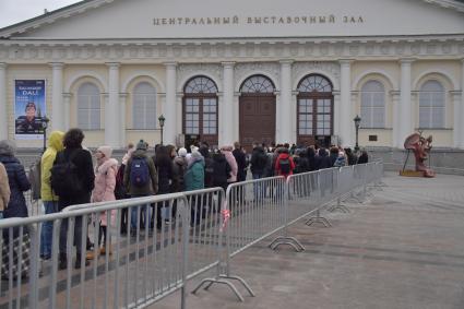 Москва.  Очередь на выставку `Сальвадор  Дали. Магическое искусство`в ЦВЗ Манеж.