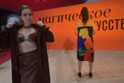Москва. Участники конкурса на лучший костюм в стиле Сальвадора Дали на выставке `Сальвадор Дали. Магическое искусство`в ЦВЗ Манеж.