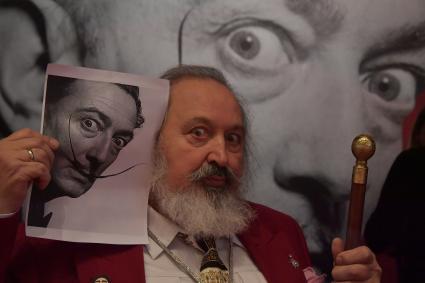Москва. Посетитель на выставке `Сальвадор Дали. Магическое искусство`в ЦВЗ Манеж.