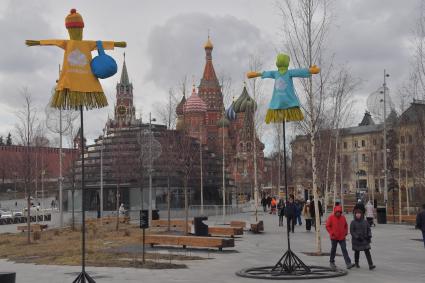 Москва. Чучело Масленицы в парке Зарядье.