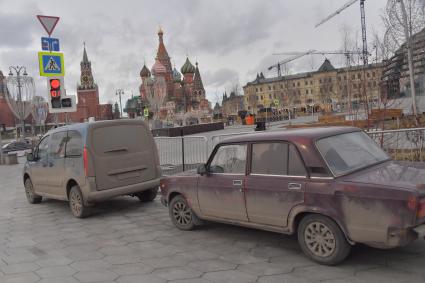 Москва. Старые машины у парка Зарядье.