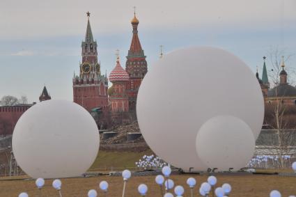 Москва. Вид на собор Василия Блаженного и шары в парке  Зарядье.