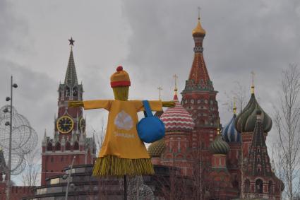 Москва. Чучело Масленицы в парке Зарядье.