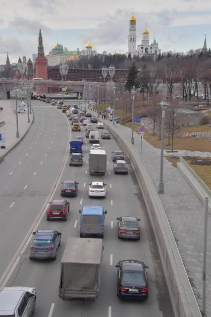 Москва.  Автомобильное движение по Москворецкой набережной.