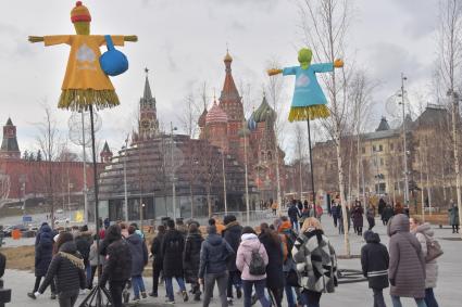 Москва. Чучело Масленицы в парке Зарядье.