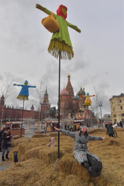 Москва. Чучело Масленицы в парке Зарядье.