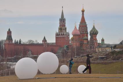 Москва. Вид на собор Василия Блаженного и шары в парке  Зарядье.