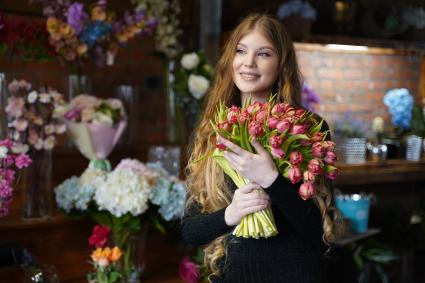 Самара. Девушка с букетом цветов в преддверии праздника 8 марта.