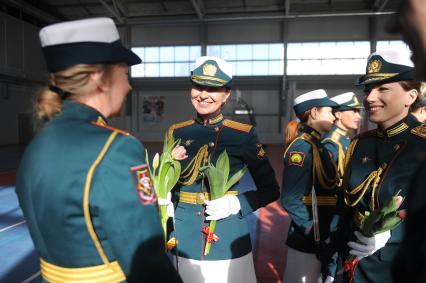 Екатеринбург. Подготовка сводного женского взвода к Параду Победы в Екатеринбурге. Парадный расчет военнослужащих-женщин впервые пройдет в составе роты почетного караула на открытии военного парадарепетиция тренировка военнослужазие женщины женский взвод 9 мая 2020 года