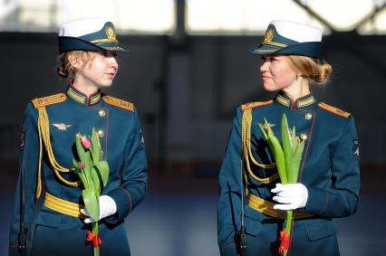 Екатеринбург. Подготовка сводного женского взвода к Параду Победы в Екатеринбурге. Парадный расчет военнослужащих-женщин впервые пройдет в составе роты почетного караула на открытии военного парадарепетиция тренировка военнослужазие женщины женский взвод 9 мая 2020 года