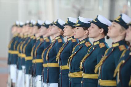 Екатеринбург. Подготовка сводного женского взвода к Параду Победы в Екатеринбурге. Парадный расчет военнослужащих-женщин впервые пройдет в составе роты почетного караула на открытии военного парадарепетиция тренировка военнослужазие женщины женский взвод 9 мая 2020 года