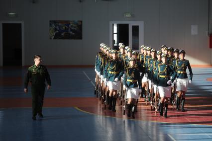 Екатеринбург. Подготовка сводного женского взвода к Параду Победы в Екатеринбурге. Парадный расчет военнослужащих-женщин впервые пройдет в составе роты почетного караула на открытии военного парадарепетиция тренировка военнослужазие женщины женский взвод 9 мая 2020 года