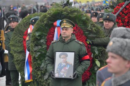 Москва. Вынос гроба с телом маршала Советского Союза Дмитрия Язова после церемонии прощания на Федеральном военном мемориальном кладбище в Мытищах.