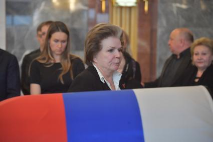 Москва. Заместитель председателя комитета Государственной Думы РФ по международным делам Валентина Терешкова на церемонии прощания с маршалом Советского Союза Дмитрием Язовым на Федеральном военном мемориальном кладбище в Мытищах.
