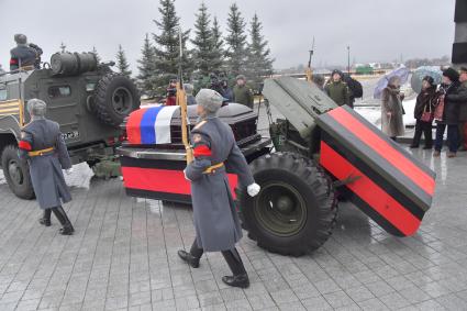 Москва.  Церемония прощания с маршалом Советского Союза Дмитрием Язовым на Федеральном военном мемориальном  кладбище в Мытищах.