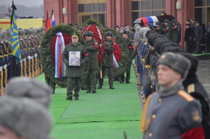 Москва. Вынос гроба с телом маршала Советского Союза Дмитрия Язова  после  церемонии прощания  на Федеральном военном мемориальном  кладбище в Мытищах.