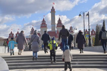 Москва. Посетители у входа в здание на открытии тематического парка развлечений `Остров мечты` в Нагатинской пойме.