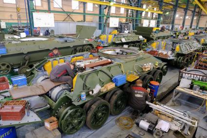 Санкт-Петербург. Танки Т-34 на 61-ом бронетанковом ремонтном заводе.