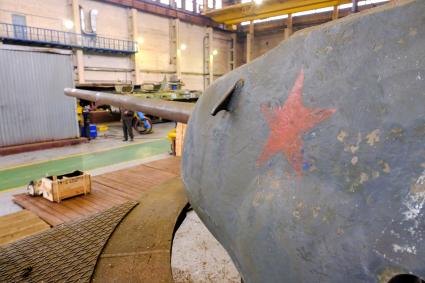 Санкт-Петербург. Танк Т-34 на 61-ом бронетанковом ремонтном заводе.