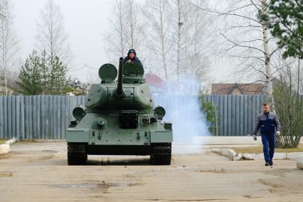 Санкт-Петербург. Отреставрированный танк Т-34 на территории 61-го Бронетанкового ремотного завода.