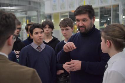 Москва, Сколково. Путешественник Матвей Шпаро (в центре) на встрече с  будущими участниками  Арктической экспедиции.