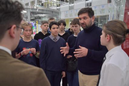 Москва, Сколково. Путешественник Матвей Шпаро (в центре) на встрече с  будущими участниками  Арктической экспедиции.