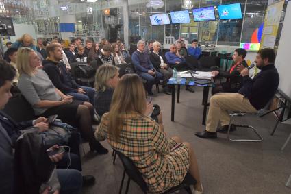 Москва, Сколково. Путешественник Матвей Шпаро ( справа) на встрече с будущими участниками Арктической экспедиции.