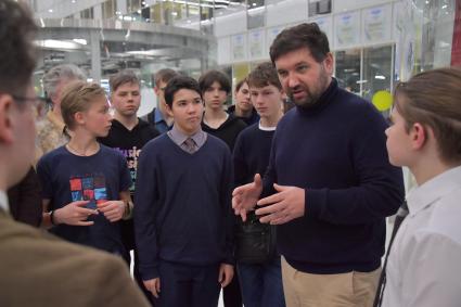 Москва, Сколково. Путешественник Матвей Шпаро (в центре) на встрече с  будущими участниками  Арктической экспедиции.