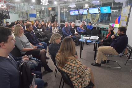 Москва, Сколково. Путешественник Матвей Шпаро ( справа) на встрече с  будущими участниками  Арктической экспедиции.