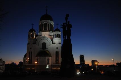 Екатеринбург. Памятник Комсомолу Урала на фоне Храма на крови