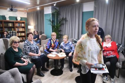 Москва. Пенсионеры  в новом социальном центре `Мой социальный центр` для пенсионеров  на улице Сергия Радонежского.
