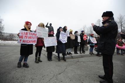 Екатеринбург. Митинг фкеминисток за соблюдение  прав женщин в Международный женский день,  здания главного корпуса УрФУ (Уральский Федеральный университет) и памятника Сергею Кирову