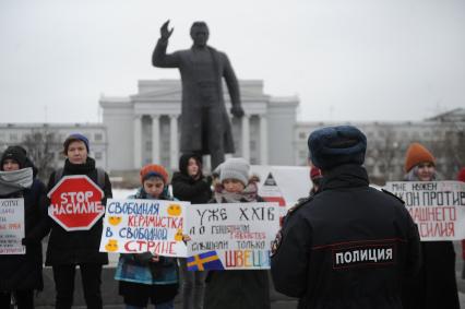 Екатеринбург. Митинг фкеминисток за соблюдение  прав женщин в Международный женский день,  здания главного корпуса УрФУ (Уральский Федеральный университет) и памятника Сергею Кирову