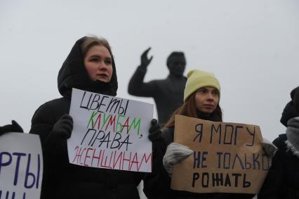 Екатеринбург. Митинг фкеминисток за соблюдение  прав женщин в Международный женский день,  здания главного корпуса УрФУ (Уральский Федеральный университет) и памятника Сергею Кирову