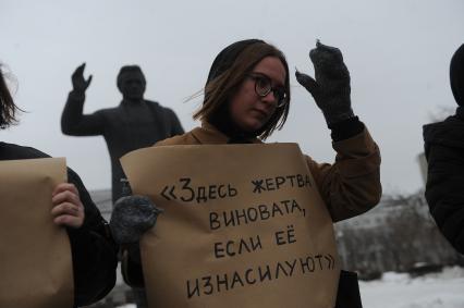 Екатеринбург. Митинг фкеминисток за соблюдение  прав женщин в Международный женский день,  здания главного корпуса УрФУ (Уральский Федеральный университет) и памятника Сергею Кирову