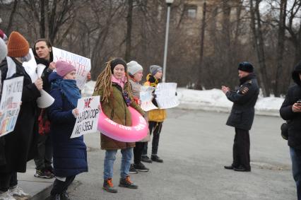 Екатеринбург. Митинг фкеминисток за соблюдение  прав женщин в Международный женский день,  здания главного корпуса УрФУ (Уральский Федеральный университет) и памятника Сергею Кирову