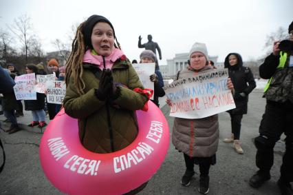 Екатеринбург. Митинг фкеминисток за соблюдение  прав женщин в Международный женский день,  здания главного корпуса УрФУ (Уральский Федеральный университет) и памятника Сергею Кирову